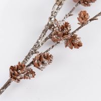 Nahaufnahme Kunstzweig mit Zapfen glitzernd