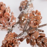 86051-Kunstzweig-mit-Zapfen-glitzernd-Kunststoff-braun-weiss-79cm-DSC-7054.jpg Detailaufnahme Kunstzweig mit Zapfen glitzernd