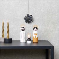 Krippen-Figuren aus Holz dekoriert mit Kerzen und Strohstern