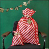 86176-Rico-Design-Geschenktasche-XXL-Streifen-rot-weiss-46x69cm--300685-aw-1.jpg Geschenktasche XXL Streifen rot weiß mit kleiner Geschenktasche auf einem Stuhl vor einer grünen Wand