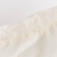 86188-XL-Kuschelkissen-aus-Polyesterpluesch-einfarbig-cremeweiss-50x80cm-DSC-9199.jpg Detailaufnahme Rand Plüschkissen