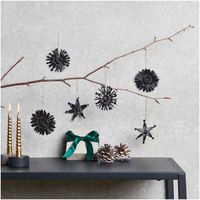 86209-Rico-Design-Dekohaenger-Strohsterne-Set-9-Stueck-schwarz-goldfarbig-6cm-700611-aw-1.jpg Dekohänger Strohsterne Set 9 Stück schwarz goldfarbig - Dekobeispiel
