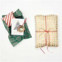 Seidenpapier Dreiecke weiß goldfarbig - Beispiel als Geschenkverpackung