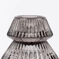 86228-Kerzenhalter-Tanne-fuer-Stabkerzen-aus-Glas-Rillen-6x8-5cm-grau-oder-transparent-DSC-9105.jpg Grauer Kerzenhalter Tanne für Stabkerzen aus Glas Rillen in Nahaufnahme