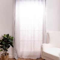 Fertigschal mit Schlaufenband Applikation Wellenlinien vor Fenster gezogen
