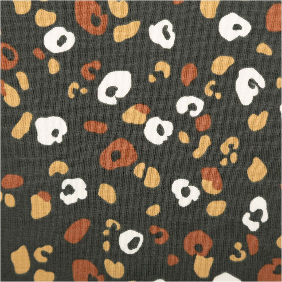 Jersey Stoff Baumwolljersey Lyad Leo dunkelgrau braun 1,45m Breite dunkelgrauer Baumwolljersey mit braunem Leo-Print und weißen Akzenten, Muster in Nahaufnahme zu sehen
