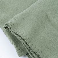 Plaid aus Polyester mit grobem Kettelrand einfarbig salbeigrün 125x150cm, Nahaufnahme Kettelrand