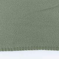 86318-Plaid-aus-Polyester-mit-grobem-Kettelrand-einfarbig-salbeigruen-125x150cm-DSC-0048.jpg Plaid aus Polyester mit grobem Kettelrand einfarbig salbeigrün 125x150cm, Nahaufnahme Stoff