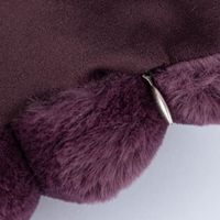 86366-Magma-Wende-Kissenhuelle-RAYA-mit-plueschiger-und-samtiger-Seite-Cordoptik-violett-45x45cm-86366-05.jpg Wende-Kissenhülle RAYA mit plüschiger und samtiger Seite Cordoptik violett - Nahaufnahme Reißverschluss