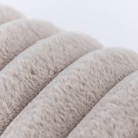 86368-Magma-Wende-Kissenhuelle-RAYA-mit-plueschiger-und-samtiger-Seite-Cordoptik-beige-45x45cm-86368-03.jpg Wende-Kissenhülle RAYA mit plüschiger und samtiger Seite Cordoptik beige detailaufnahme STruktur