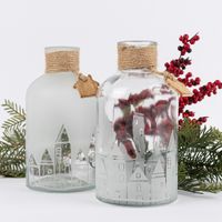 Gruppenbild Vase mit Häuserreihenmotiv und Deko im Hintergrund