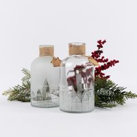 Gruppenbild Vase mit Häuserreihenmotiv und Deko im Hintergrund