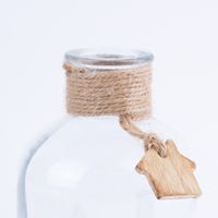 86393-Vase-mit-Haeuserreihe-transparent-oder-halbtransparent-aus-Glas-8x15-5cm-DSC-0523.jpg Detialaufnahme Jutekordel am Flaschenhals mit Hausanhänger
