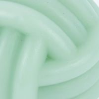 detailaufnahme seite hellgrüne kerze in knotenform