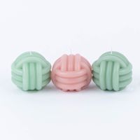 kerze in Knotenform 3 stück in hellgrün, rosa und dunklerem grün nebeneinander