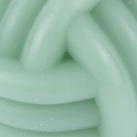 detailaufnahme seite dunkelgrüne kerze in knotenform