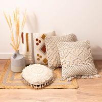 86408-Dekokissen-mit-Boho-Makrameemuster-und-Fransen-aus-Baumwolle-uni-natur-versch--Varianten-45x45cm-112406-Gruppe-01.jpg 4 verschiedene Kissen in naturfarben auf boden dekoriert mit vase