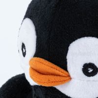 wärmestofftier pinguin in schwarz weiß orange detailansicht gesicht