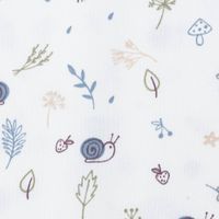 86448-Jersey-Baumwolljersey-Baby-und-Kinderstoff-Schnecken-Zweige-Pilze-wollweiss-blau-1-5m-Breite-86448-03.jpg Jersey aus Baumwolle in Weiß mit kleinen Schnecken und Blättern detail