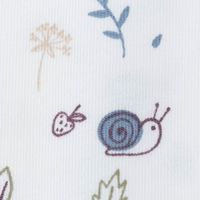 86448-Jersey-Baumwolljersey-Baby-und-Kinderstoff-Schnecken-Zweige-Pilze-wollweiss-blau-1-5m-Breite-86448-04.jpg Jersey aus Baumwolle in Weiß mit kleinen Schnecken und Blättern nahaufnahme