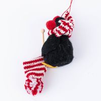 Sass & Belle Dekohänger strickender Pinguin Filz Wolle schwarz weiß rot 11x6x6cm