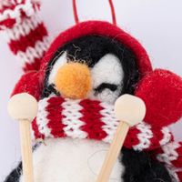 86478-Sass-und-Belle-Dekohaenger-strickender-Pinguin-Filz-Wolle-schwarz-weiss-rot-11x6x6cm-86478-03.jpg Sass & Belle Dekohänger strickender Pinguin Filz Wolle schwarz weiß rot 11x6x6cm