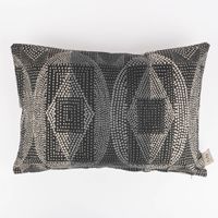 86767-Kissenhuelle-aus-Baumwolle-Ethno-Punktemuster-grau-taupe-35x50cm-aus-Barbara-Becker-home-passion-Roots-Kollektion-86767-02.jpg Kissenhülle mit Ethno-Punktemuster in grau-taupe