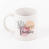 Tasse mit Blumenstrauß, punkten und aufschrift happy birthday henkel links