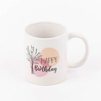 Tasse mit Blumenstrauß, punkten und aufschrift happy birthday henkel rechts