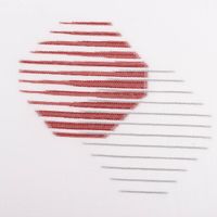 86843-Gardinenstoff-Scherli-Palermo-halbtransparent-Hexagon-weiss-rot-grau-148cm-Breite-DSC-5304.jpg Halbtransparenter Gardinenstoff Palermo mit hochwertigen Scherli-Effekten und Hexagon-Dessin in Weiß, Rot und Grau