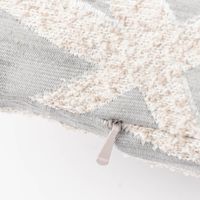 86853-Kissenhuelle-NET-ECO-grafisches-Jacquard-Muster-mit-Boucleeffekten-verschiedene-Farben-48x48cm-von-Neutex-for-you--113047-06.jpg Kissenhülle mit grafischem Bouclemuster in silber-wollweiß detail reißverschluss