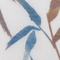 Transparenter Gardinenstoff Bambus in feiner Batist-Optik mit Bambusblätter-Print in Weiß mit Grün, Blau und Braun in 148cm Stoffbreite