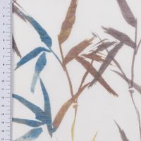 Transparenter Gardinenstoff Bambus in feiner Batist-Optik mit Bambusblätter-Print in Weiß mit Grün, Blau und Braun in 148cm Stoffbreite