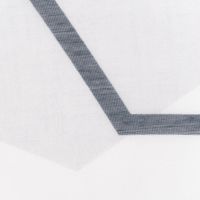 86857-Gardinenstoff-Batist-Optik-transparent-Hexagon-weiss-grau-148cm-Breite-DSC-5129.jpg Transparenter Gardinenstoff in feiner Batist-Optik mit Hexagon-Dessin in Weiß und Grau mit 148cm Stoffbreite