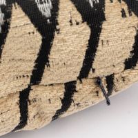 Kissenhülle mit grafischem Muster in gelb-beige-schwarz detail reißverschluss