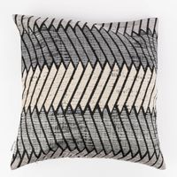 86863-Kissenhuelle-LASSE-grafisches-Jacquard-Muster-mit-Chenille-Effekten-verschiedene-Farben-48x48cm-von-Neutex-for-you--113070-04.jpg Kissenhülle mit grafischem Muster in beige-grau-schwarz rückseite