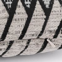 86863-Kissenhuelle-LASSE-grafisches-Jacquard-Muster-mit-Chenille-Effekten-verschiedene-Farben-48x48cm-von-Neutex-for-you--113070-05.jpg Kissenhülle mit grafischem Muster in beige-grau-schwarz detal reißveschluss