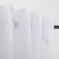 Gardinenstoff Voile Stickerei Fransen Blumen Bogenkante weiß grau beige 280cm Breite Weißer transparenter Vorhang an Stange gehängt, zeigt sanften Faltenwurf und Lichtdurchlässigkeit.