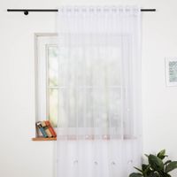 Gardinenstoff Voile Stickerei Fransen Blumen Bogenkante weiß grau beige 280cm Breite Weisser Vorhang vor Fenster zeigt zartes Muster und angenehmen Lichteinfall.