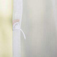 Gardinenstoff Voile Stickerei Fransen Blumen Bogenkante weiß grau beige 280cm Breite Nahaufnahme eines cremefarbenen Vorhangs mit zarter Stickerei in Weiß und Beige.