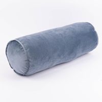 86908-Nackenrolle-aus-Samt-mit-Kederumrandung-und-Reissverschluss-sky-blau-20x55cm-von-SCHoeNER-LEBEN--DSC-5347.jpg Nakenrolle aus blauem Samtstoff mit Keder und Reißverschluss