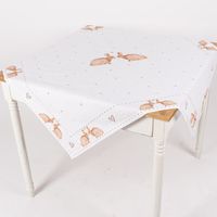 86922-Mitteldecke-Kaninchenpaar-und-Herzen-aus-Baumwolle-weiss-braun-beige-100x100cm-von-Clayre-und-Eef-86922-02.jpg Mitteldecke mit Kanincehnpaaren und Herzen in beige braun auf weiß über Tisch gelegt