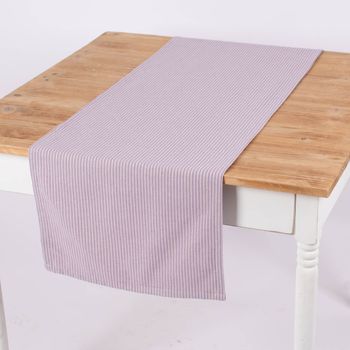 Tischläufer mit feinen lila-beige streifen auf tisch gelegt