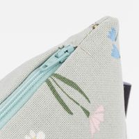 Kissenhülle Cute Rabbit Garden Hasen Blumen mintgrün bunt von SCHÖNER LEBEN. Reißverschluss