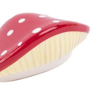 87070-Tasse-Frosch-mit-Fliegenpilz-Deckel-aus-Steinzeug-gruen-rot-weiss-12x15x11cm-von-Sass-und-Belle-87070-07.jpg ansicht schräg vorne fliegenpilzdeckel