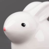 87110-Dekofigur-Hase-hockend-aus-Porzellan-weiss-6x4x5cm-von-Rico-Design-87110-04.jpg Dekofigur hase aus porzellan weiß detail gesicht