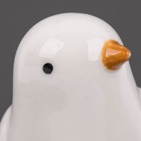 87111-Dekofigur-Vogel-aus-Porzellan-weiss-7x4-5x5cm-von-Rico-Design-87111-04.jpg Dekofigur Vogel aus Porzellan weiß detail gesicht