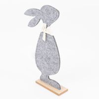 87166-Dekofigur-Hase-aus-Filz-auf-Holzfuss-grau-natur-17x5x33cm-87166-03.jpg dekohase aus filz in grau mit weißem halstuch rückseite