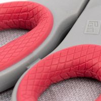 87175-Prym-HOBBY-Naehschere-rot-grau-24cm-Schere-Prim-02.jpg Schere für hobbynäher grau rot mit langer Klinge detail griff