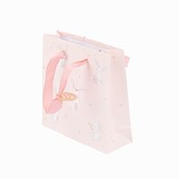 Geschenktasche rosa mit weißen HAsen und Blumen
